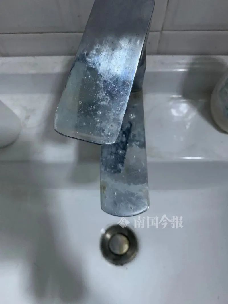 DƬ